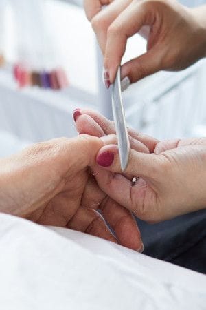 イメチェンのポイント（ネイル）：まずは爪の形を整えて甘皮をケア
