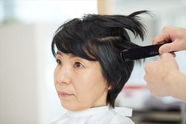 ヘアアイロンでサイドの流れを調整