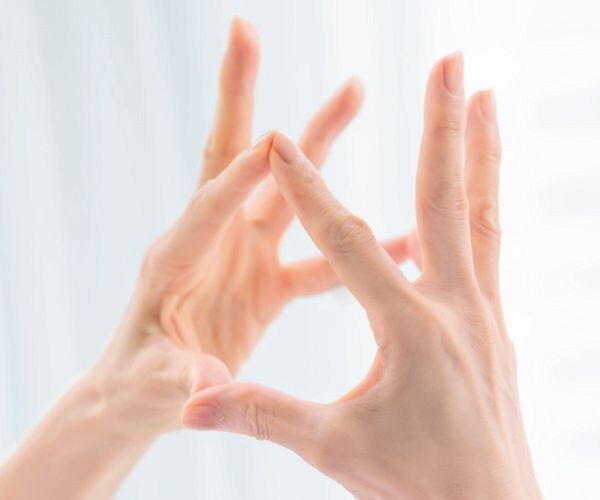 親指+人差し指+中指と3本ずつ