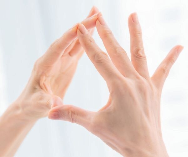小指まで順に打ち付けます。