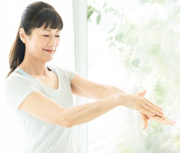 指先からひじにかけてなでる