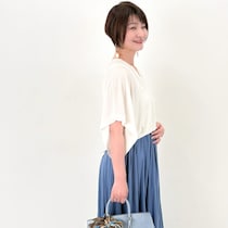 【50代コーデ】ロングスカートで好印象！大きな通勤バッグがおしゃれに決まる夏コーデ