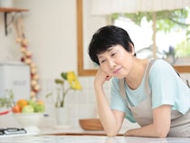 56歳女性「生きるのが面倒くさい…」中年期「ミッドライフクライシス」の乗り越え方