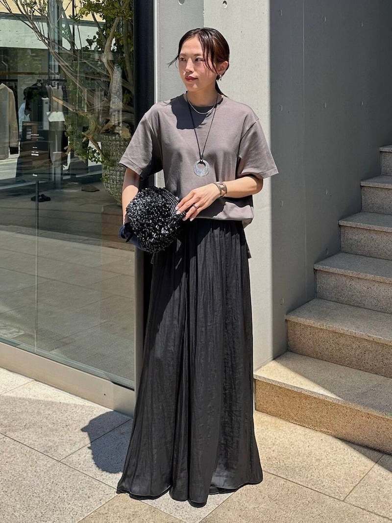 しわ加工＆サテン素材で「夏の黒」も軽やかに