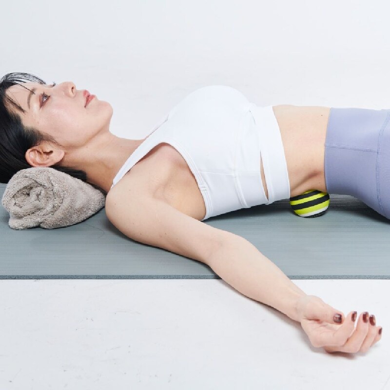 50代の寸胴に。サボっている肋骨をボール1個で簡単にほぐす！「くびれメソッド」