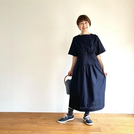 ネイビーワンピ×スニーカーで新鮮なカジュアルコーデ