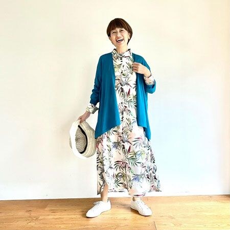 柄ワンピース×ロングカーデの元気コーデ