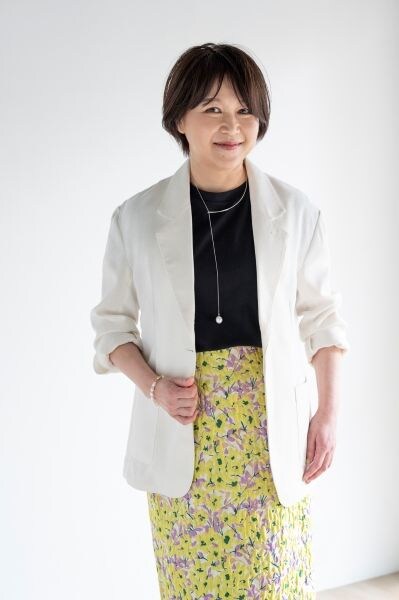 汗じみを防いで、オンにもオフにも着回せる万能トップスとは？