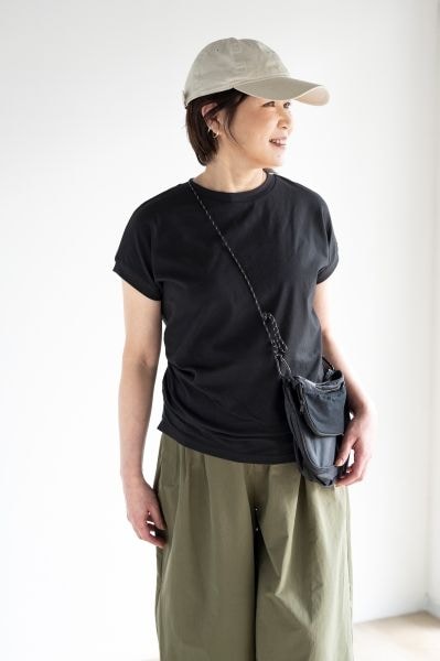 汗じみを防いで、オンにもオフにも着回せる万能トップスとは？