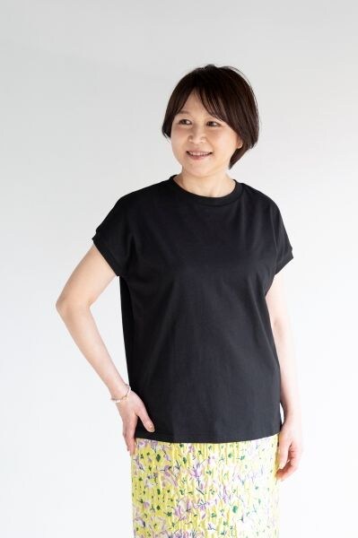 汗じみを防いで、オンにもオフにも着回せる万能トップスとは？