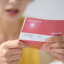「銀行に預ければ安心」はもう古い？50代のお金が物価高で目減りする理由
