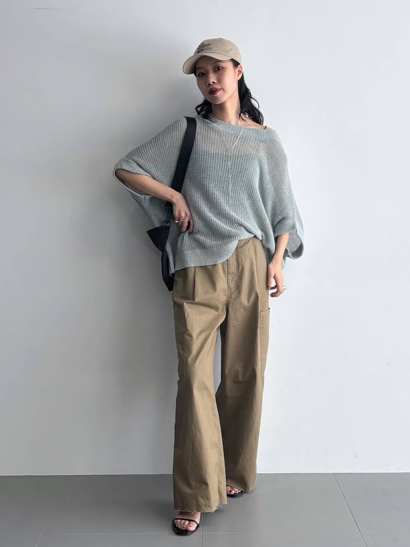 春夏コーデにフィットするベージュのキャップ