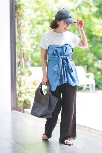 定番スタイル：白Tはシャツの「ビスチェ巻き」でドラマチックに変身