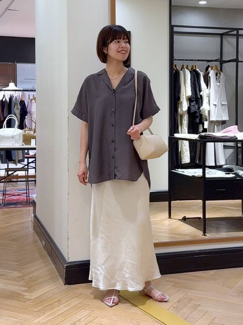 グレーの開襟シャツをIラインにまとめて
