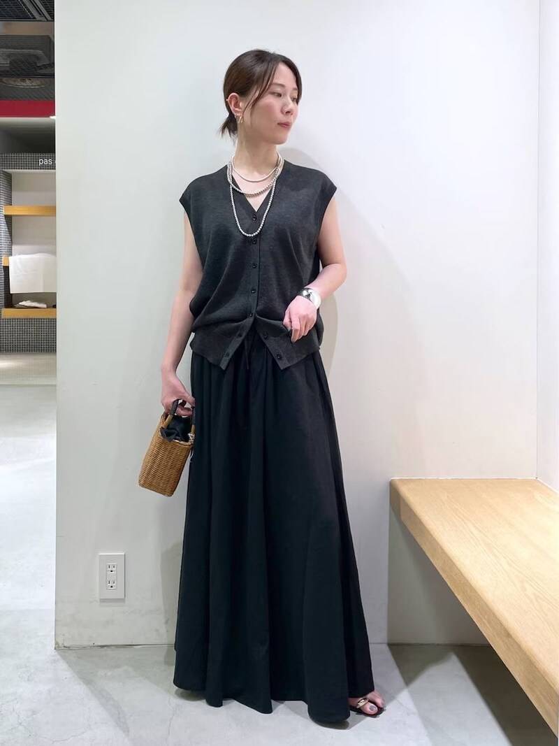 ニットベストの下ボタンを開けて脚長に