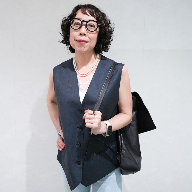 50代洗練オフィスコーデ、ベスト＋デニムでつくるこなれ感の作り方って？