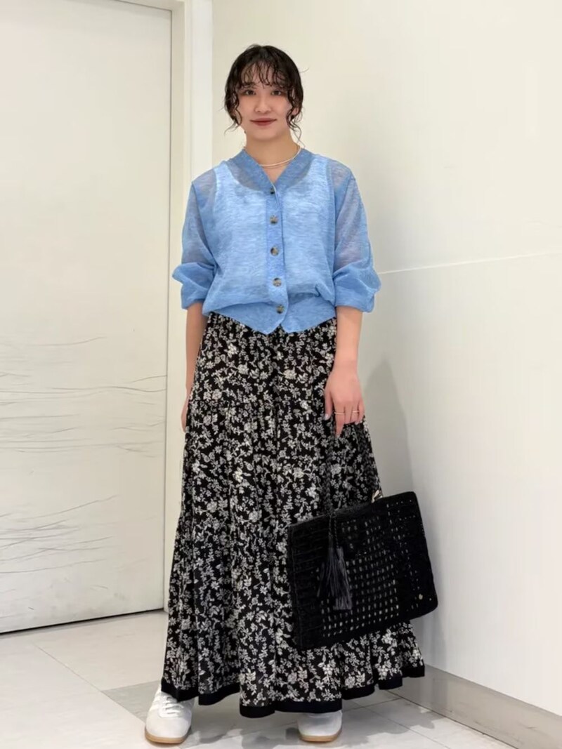 トレンドの透け素材のブルーカーデで抜け感を