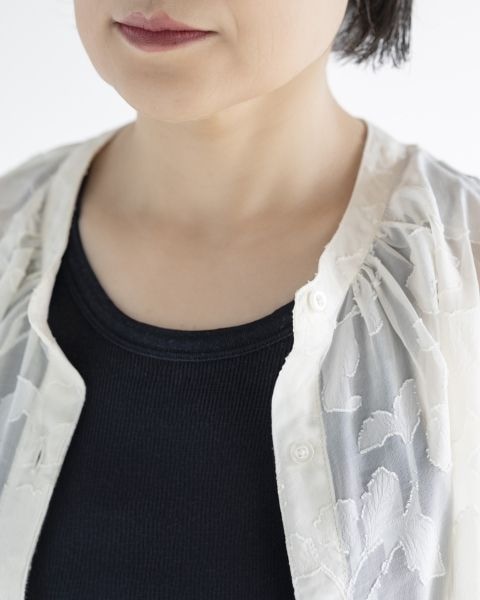 【選び方Point】まっすぐシャープな胸元ラインですっきり！