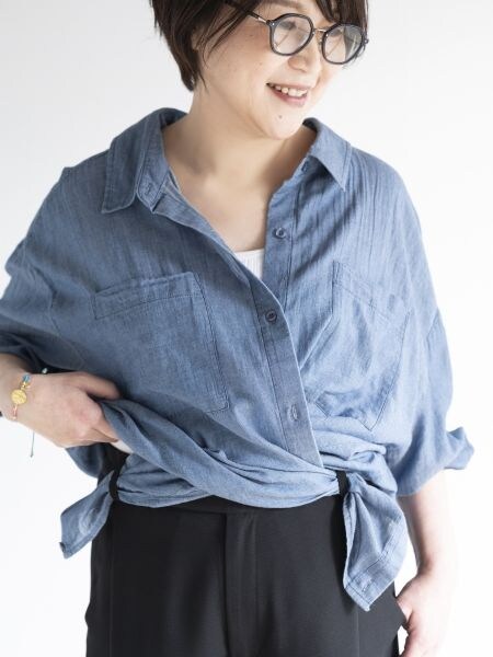 着ても、巻いてもサマになる薄手シャツを、まずは1枚!