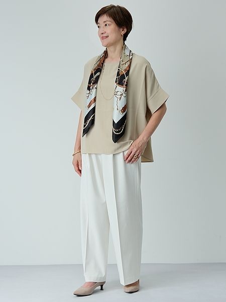 コーデ2:ベージュのゆったりトップスで上品に