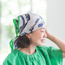 夏のマンネリ打破！いつものコーデが見違える「上品スカーフ巻き方アレンジ」3選