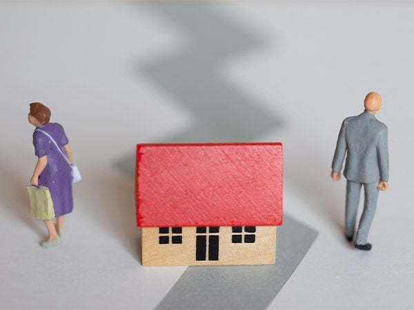 家事に縛られる毎日から「卒婚」するには？52歳女性の相談に夫婦関係のプロが回答