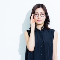 50代夏のメイク崩れは怖くない！かけるだけで「メイク映え」する眼鏡とは