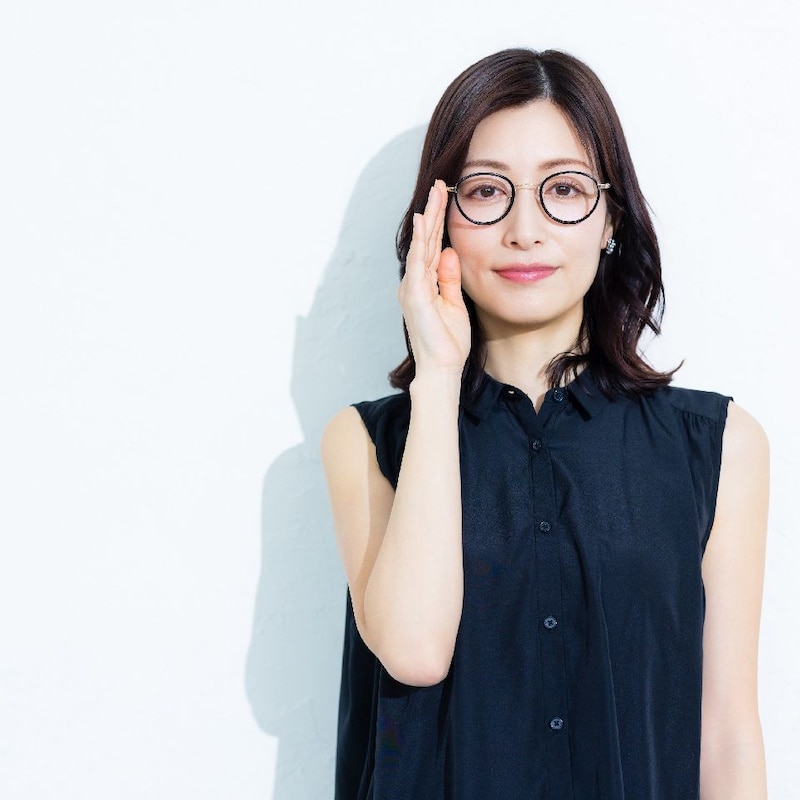 50代夏のメイク崩れは怖くない！かけるだけで「メイク映え」する眼鏡とは