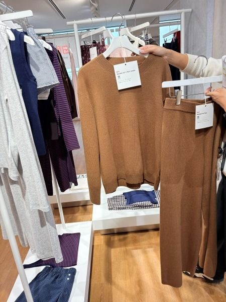 部屋着と外着の境界をなくした上質なリラックススタイル