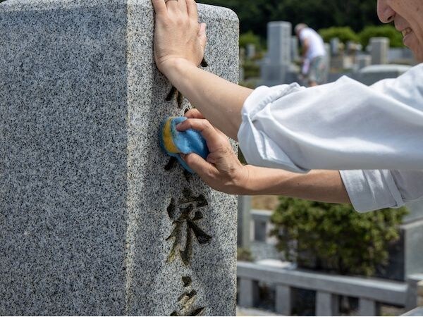 お墓掃除でやってはいけないことって?正しいマナーも