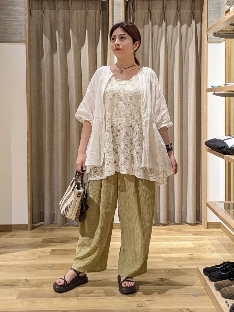花柄メッシュベストやブラウスをレイヤード