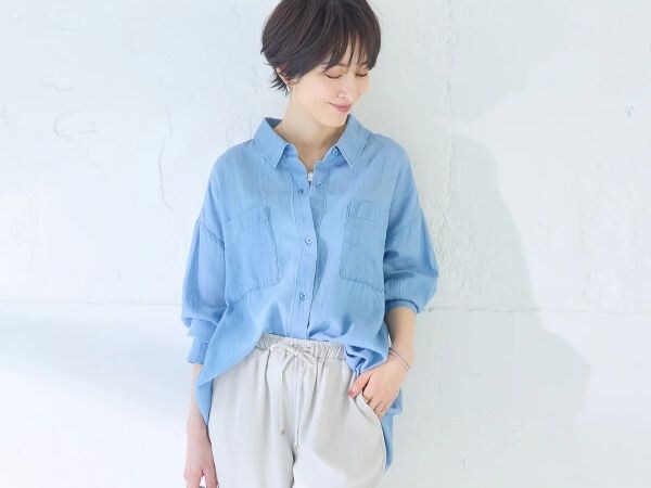 カジュアル派なら「シアーデニムシャツ」
