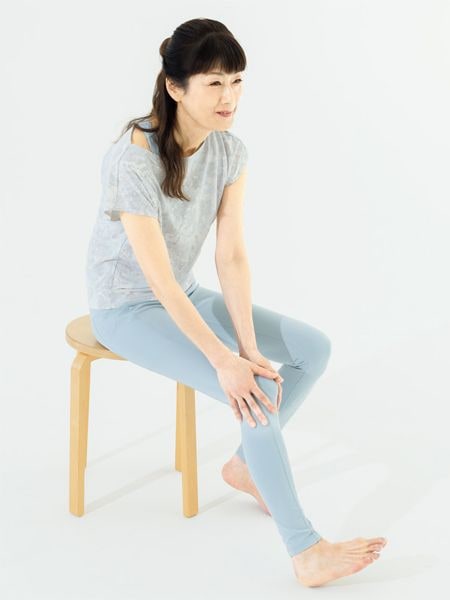 に両手をひざに当ててひざを固定しながら足首を左右にゆらし
