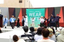 万博でユニクロがファッションショー？“人生の先輩”たちが笑顔でランウェイに登場！