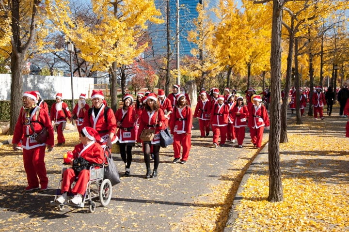 大阪城公園に4,000人以上のサンタが集結!? チャリティーイベント「サンタパレード大阪」を開催!