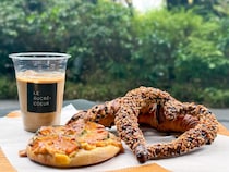 パン好き必見！ 都会にひそむ、緑に包まれた名店ベーカリーカフェ【ときめきカフェ巡り #29】