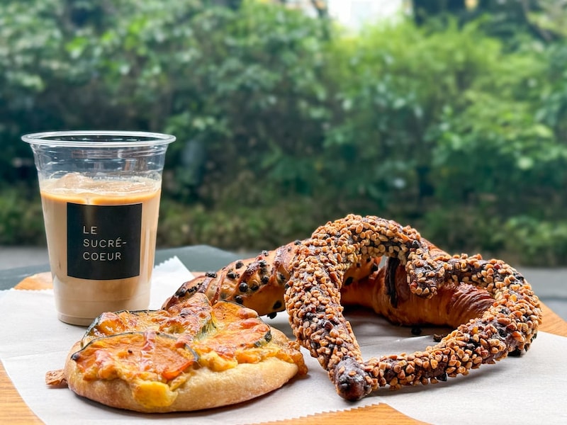 パン好き必見! 都会にひそむ、緑に包まれた名店ベーカリーカフェ【ときめきカフェ巡り #29】