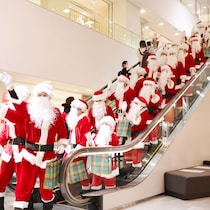 サンタ20人がエスカレーターを大行進！「ジェイアール京都伊勢丹」で体験する記憶に残るクリスマス