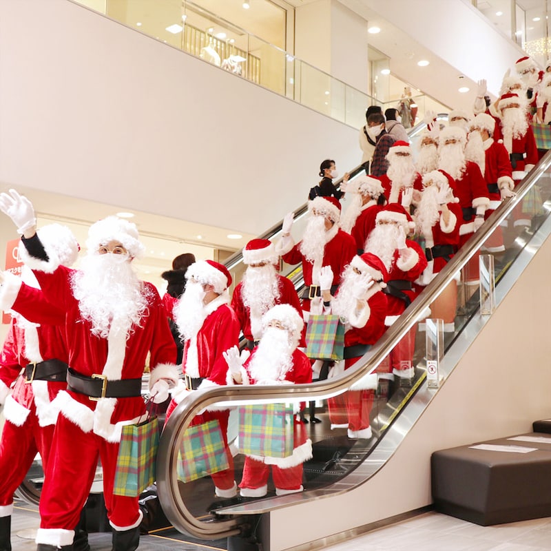 サンタ20人がエスカレーターを大行進！「ジェイアール京都伊勢丹」で体験する記憶に残るクリスマス