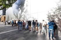 朝5時から並ぶなんてほんま!? iPhone17発売日に心斎橋がざわついた