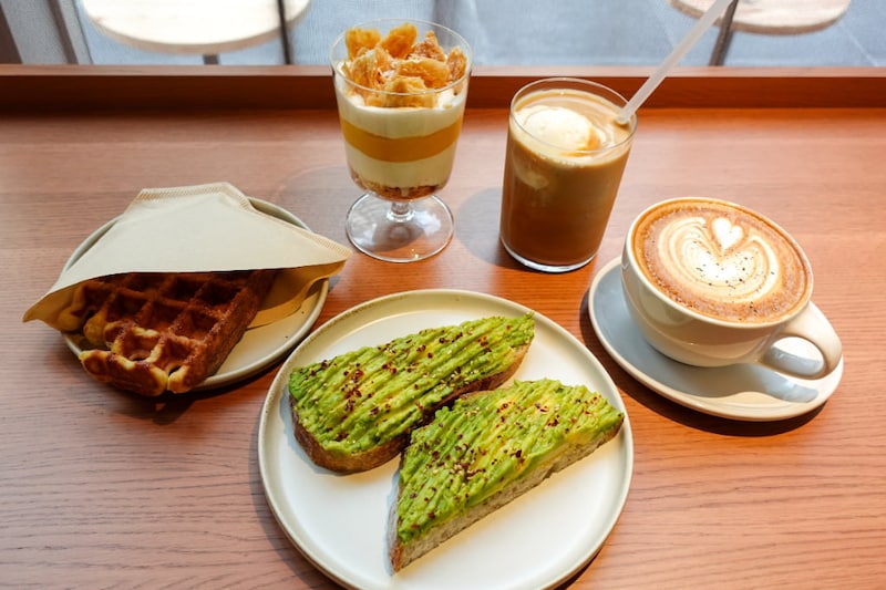 大阪人のツボ押さえすぎ！ ブルーボトルコーヒー新店は金ピカ照明!?【心斎橋】