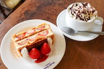 断面が美しすぎる…♡ 神戸・元町「カフェ マムーニア」で出合う至福のナポレオンパイ【ときめきカフェ巡り #33】