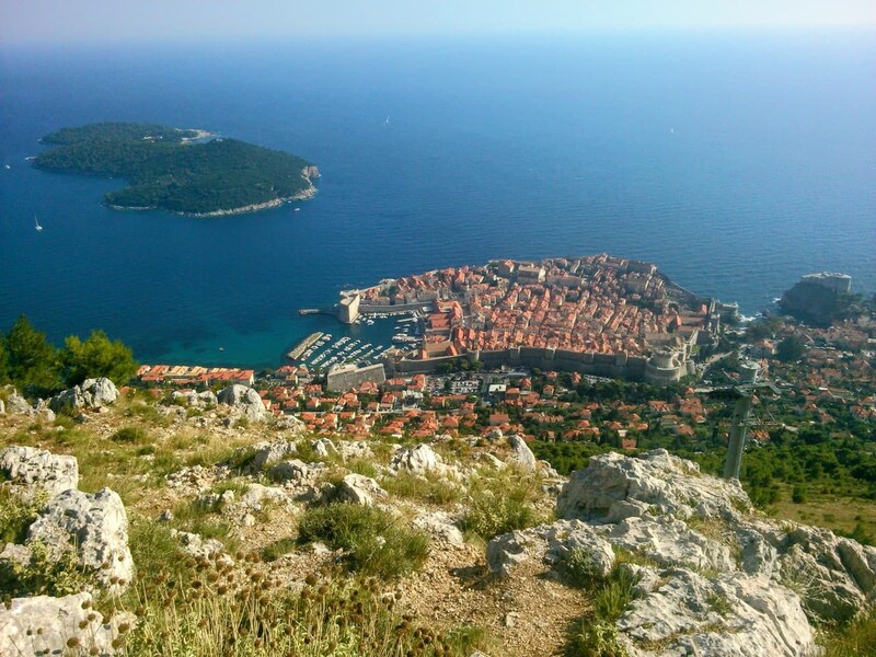 世界各国を旅する構成作家が語る、財布なしの衝撃ハプニングと美食の極意【推し旅白書2026】