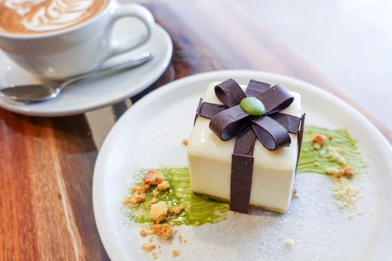 【大阪・谷六】まるでギフトボックス♡ 「EINS coffee」で楽しむ大人のご褒美ティラミス【ときめきカフェ巡り #36】