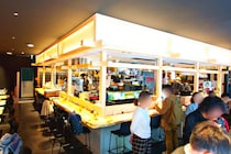 【大阪・淀屋橋】面倒な割り勘も不要！駅直結の進化系フードホール「ヨドヤバ」で昼飲みからディナーまで満喫