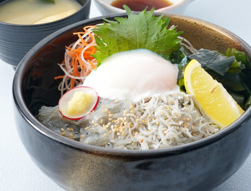 【淡路SA】今しか味わえない“淡路島産生しらす”を使った名物丼が期間限定で新登場！