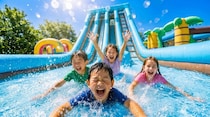 【大阪】水遊びシーズン開幕！「WHATAWON」の巨大エア遊具がウォータースライダーに♡