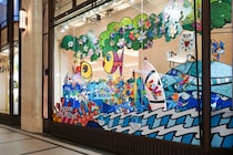 阪急コンコースウィンドーに登場！子ども約90名が現代ポップアートの巨匠と作った梅田の巨大アート