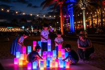 【え、ここ大阪!?】「まるでハワイの夜」と話題♡ ライトアップ×海辺の絶景ラウンジで非日常を味わう夏