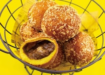 関西カレー文化が快挙！「フレッズカフェ」と「阪急ベーカリー」のカレーパンが最高金賞と金賞のダブル受賞！